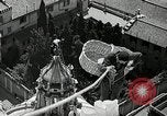 Immagine di Torcia luci montato sulla Basilica di San Pietro Roma Italia, 1935, secondo 33 filmato di repertorio 65675037669