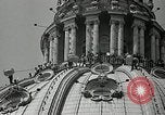 Immagine di Torcia luci montato sulla Basilica di San Pietro Roma Italia, 1935, secondo 38 filmato di repertorio 65675037669