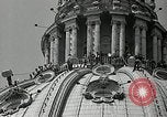 Immagine di Torcia luci montato sulla Basilica di San Pietro Roma Italia, 1935, secondo 39 filmato di repertorio 65675037669