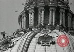 Immagine di Torcia luci montato sulla Basilica di San Pietro Roma Italia, 1935, secondo 40 filmato di repertorio 65675037669