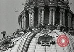Immagine di Torcia luci montato sulla Basilica di San Pietro Roma Italia, 1935, secondo 41 filmato di repertorio 65675037669