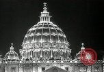 Immagine di Torcia luci montato sulla Basilica di San Pietro Roma Italia, 1935, secondo 42 filmato di repertorio 65675037669