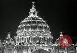 Immagine di Torcia luci montato sulla Basilica di San Pietro Roma Italia, 1935, secondo 43 filmato di repertorio 65675037669
