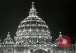 Immagine di Torcia luci montato sulla Basilica di San Pietro Roma Italia, 1935, secondo 44 filmato di repertorio 65675037669