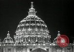 Immagine di Torcia luci montato sulla Basilica di San Pietro Roma Italia, 1935, secondo 45 filmato di repertorio 65675037669