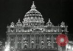 Immagine di Torcia luci montato sulla Basilica di San Pietro Roma Italia, 1935, secondo 46 filmato di repertorio 65675037669