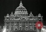 Immagine di Torcia luci montato sulla Basilica di San Pietro Roma Italia, 1935, secondo 47 filmato di repertorio 65675037669
