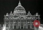 Immagine di Torcia luci montato sulla Basilica di San Pietro Roma Italia, 1935, secondo 48 filmato di repertorio 65675037669
