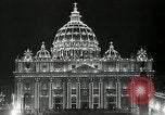 Immagine di Torcia luci montato sulla Basilica di San Pietro Roma Italia, 1935, secondo 49 filmato di repertorio 65675037669