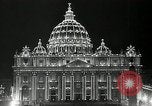 Immagine di Torcia luci montato sulla Basilica di San Pietro Roma Italia, 1935, secondo 50 filmato di repertorio 65675037669