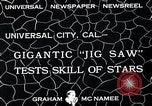 Standbild Hollywood Stars Montage einer Stichsäge Puzzle Universal City California USA, 1933, aus Sekunde 4 historischem Filmmaterial Videoclip 65675037678
