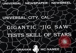 Standbild Hollywood Stars Montage einer Stichsäge Puzzle Universal City California USA, 1933, aus Sekunde 5 historischem Filmmaterial Videoclip 65675037678