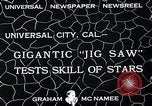 Standbild Hollywood Stars Montage einer Stichsäge Puzzle Universal City California USA, 1933, aus Sekunde 6 historischem Filmmaterial Videoclip 65675037678