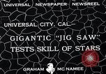 Standbild Hollywood Stars Montage einer Stichsäge Puzzle Universal City California USA, 1933, aus Sekunde 9 historischem Filmmaterial Videoclip 65675037678