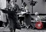 Standbild Hollywood Stars Montage einer Stichsäge Puzzle Universal City California USA, 1933, aus Sekunde 10 historischem Filmmaterial Videoclip 65675037678