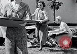 Standbild Hollywood Stars Montage einer Stichsäge Puzzle Universal City California USA, 1933, aus Sekunde 11 historischem Filmmaterial Videoclip 65675037678