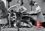 Standbild Hollywood Stars Montage einer Stichsäge Puzzle Universal City California USA, 1933, aus Sekunde 12 historischem Filmmaterial Videoclip 65675037678