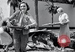 Standbild Hollywood Stars Montage einer Stichsäge Puzzle Universal City California USA, 1933, aus Sekunde 13 historischem Filmmaterial Videoclip 65675037678
