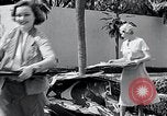 Standbild Hollywood Stars Montage einer Stichsäge Puzzle Universal City California USA, 1933, aus Sekunde 14 historischem Filmmaterial Videoclip 65675037678