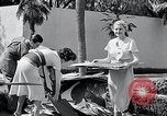 Standbild Hollywood Stars Montage einer Stichsäge Puzzle Universal City California USA, 1933, aus Sekunde 15 historischem Filmmaterial Videoclip 65675037678