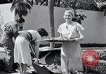 Standbild Hollywood Stars Montage einer Stichsäge Puzzle Universal City California USA, 1933, aus Sekunde 16 historischem Filmmaterial Videoclip 65675037678