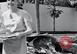 Standbild Hollywood Stars Montage einer Stichsäge Puzzle Universal City California USA, 1933, aus Sekunde 19 historischem Filmmaterial Videoclip 65675037678