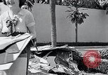 Standbild Hollywood Stars Montage einer Stichsäge Puzzle Universal City California USA, 1933, aus Sekunde 22 historischem Filmmaterial Videoclip 65675037678