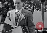 Standbild Hollywood Stars Montage einer Stichsäge Puzzle Universal City California USA, 1933, aus Sekunde 25 historischem Filmmaterial Videoclip 65675037678
