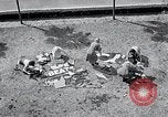 Standbild Hollywood Stars Montage einer Stichsäge Puzzle Universal City California USA, 1933, aus Sekunde 29 historischem Filmmaterial Videoclip 65675037678
