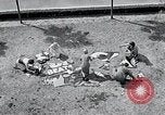 Standbild Hollywood Stars Montage einer Stichsäge Puzzle Universal City California USA, 1933, aus Sekunde 30 historischem Filmmaterial Videoclip 65675037678