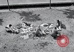Standbild Hollywood Stars Montage einer Stichsäge Puzzle Universal City California USA, 1933, aus Sekunde 32 historischem Filmmaterial Videoclip 65675037678