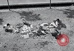 Standbild Hollywood Stars Montage einer Stichsäge Puzzle Universal City California USA, 1933, aus Sekunde 33 historischem Filmmaterial Videoclip 65675037678