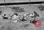 Standbild Hollywood Stars Montage einer Stichsäge Puzzle Universal City California USA, 1933, aus Sekunde 34 historischem Filmmaterial Videoclip 65675037678