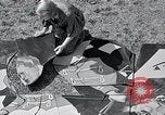 Standbild Hollywood Stars Montage einer Stichsäge Puzzle Universal City California USA, 1933, aus Sekunde 36 historischem Filmmaterial Videoclip 65675037678