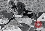 Standbild Hollywood Stars Montage einer Stichsäge Puzzle Universal City California USA, 1933, aus Sekunde 37 historischem Filmmaterial Videoclip 65675037678