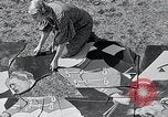 Standbild Hollywood Stars Montage einer Stichsäge Puzzle Universal City California USA, 1933, aus Sekunde 38 historischem Filmmaterial Videoclip 65675037678