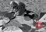 Standbild Hollywood Stars Montage einer Stichsäge Puzzle Universal City California USA, 1933, aus Sekunde 39 historischem Filmmaterial Videoclip 65675037678