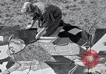 Standbild Hollywood Stars Montage einer Stichsäge Puzzle Universal City California USA, 1933, aus Sekunde 40 historischem Filmmaterial Videoclip 65675037678