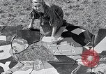 Standbild Hollywood Stars Montage einer Stichsäge Puzzle Universal City California USA, 1933, aus Sekunde 41 historischem Filmmaterial Videoclip 65675037678