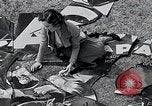 Standbild Hollywood Stars Montage einer Stichsäge Puzzle Universal City California USA, 1933, aus Sekunde 42 historischem Filmmaterial Videoclip 65675037678