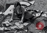 Standbild Hollywood Stars Montage einer Stichsäge Puzzle Universal City California USA, 1933, aus Sekunde 43 historischem Filmmaterial Videoclip 65675037678