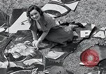 Standbild Hollywood Stars Montage einer Stichsäge Puzzle Universal City California USA, 1933, aus Sekunde 47 historischem Filmmaterial Videoclip 65675037678