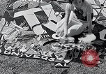 Standbild Hollywood Stars Montage einer Stichsäge Puzzle Universal City California USA, 1933, aus Sekunde 50 historischem Filmmaterial Videoclip 65675037678