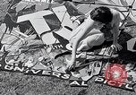 Standbild Hollywood Stars Montage einer Stichsäge Puzzle Universal City California USA, 1933, aus Sekunde 52 historischem Filmmaterial Videoclip 65675037678