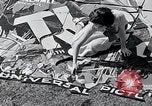 Standbild Hollywood Stars Montage einer Stichsäge Puzzle Universal City California USA, 1933, aus Sekunde 53 historischem Filmmaterial Videoclip 65675037678