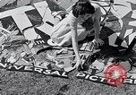 Standbild Hollywood Stars Montage einer Stichsäge Puzzle Universal City California USA, 1933, aus Sekunde 55 historischem Filmmaterial Videoclip 65675037678