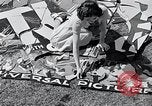 Standbild Hollywood Stars Montage einer Stichsäge Puzzle Universal City California USA, 1933, aus Sekunde 56 historischem Filmmaterial Videoclip 65675037678