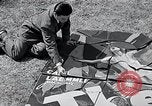 Standbild Hollywood Stars Montage einer Stichsäge Puzzle Universal City California USA, 1933, aus Sekunde 59 historischem Filmmaterial Videoclip 65675037678