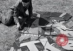 Standbild Hollywood Stars Montage einer Stichsäge Puzzle Universal City California USA, 1933, aus Sekunde 60 historischem Filmmaterial Videoclip 65675037678