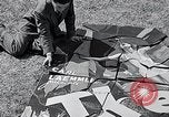 Standbild Hollywood Stars Montage einer Stichsäge Puzzle Universal City California USA, 1933, aus Sekunde 61 historischem Filmmaterial Videoclip 65675037678